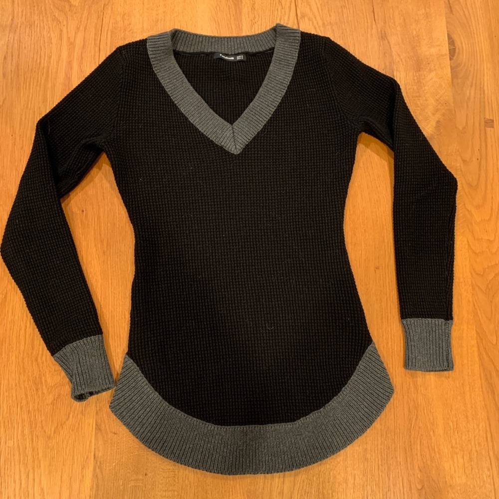 PattyBoutik Black v-neck sweater  size medium